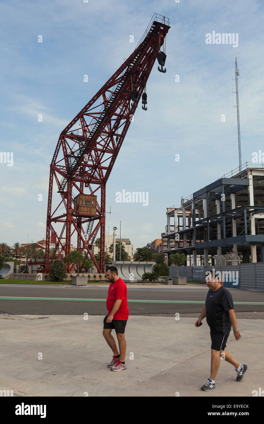 Wandern vorbei an einer alten Kran im Hafen von Valencia, Website des Americas Cup, Spanien. Stockfoto