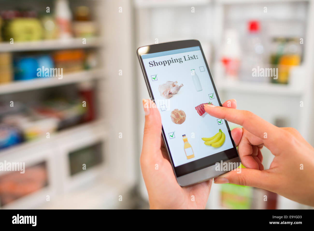 App Anwendung Hintergrund Geschäft Kommunikation PC-Anschluss wenden Sie sich an weibliche Essen Hand hält Internet Küche Stockfoto