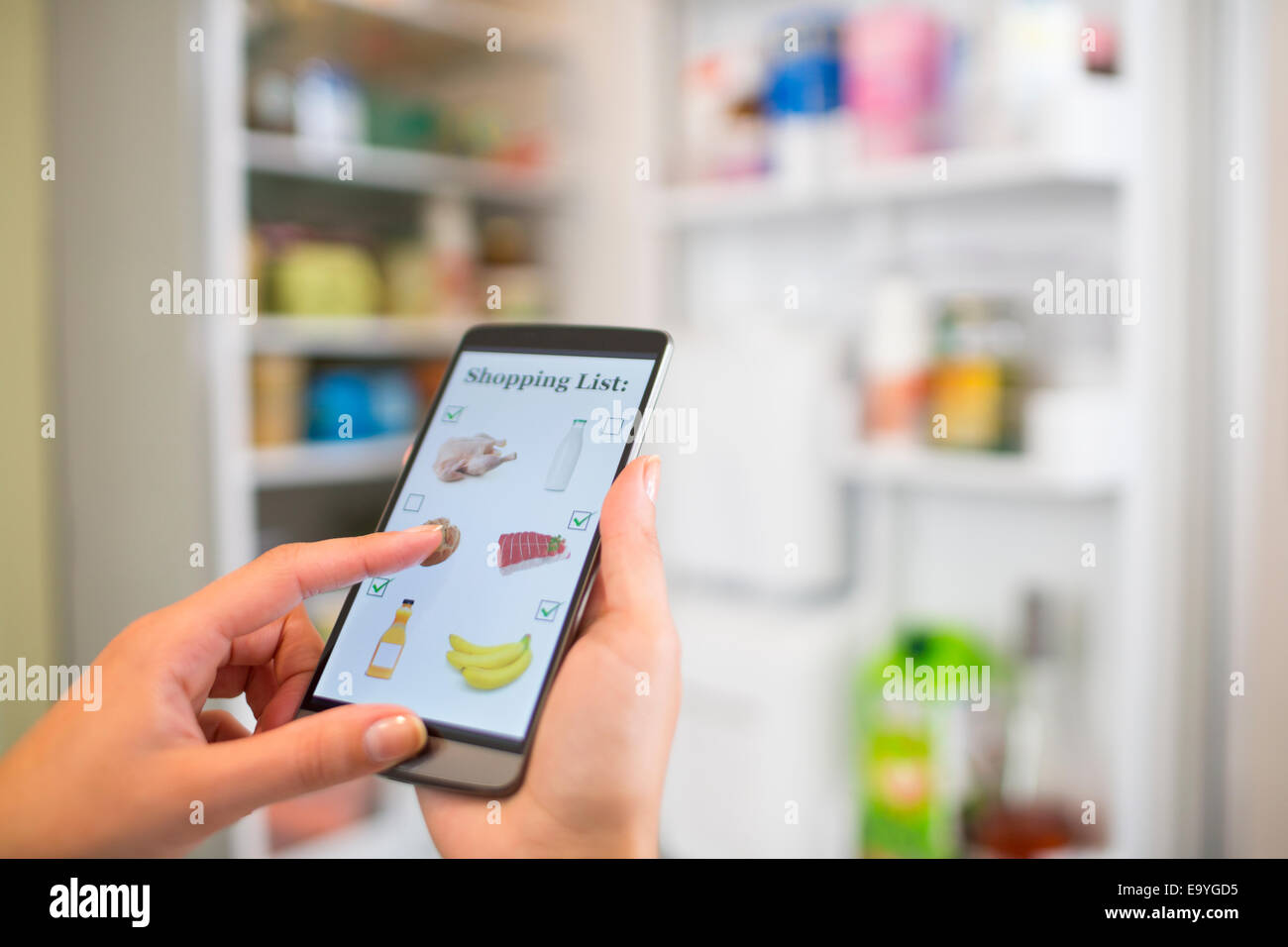 App Anwendung Hintergrund Geschäft Kommunikation PC-Anschluss wenden Sie sich an weibliche Essen Hand hält Internet Küche Stockfoto