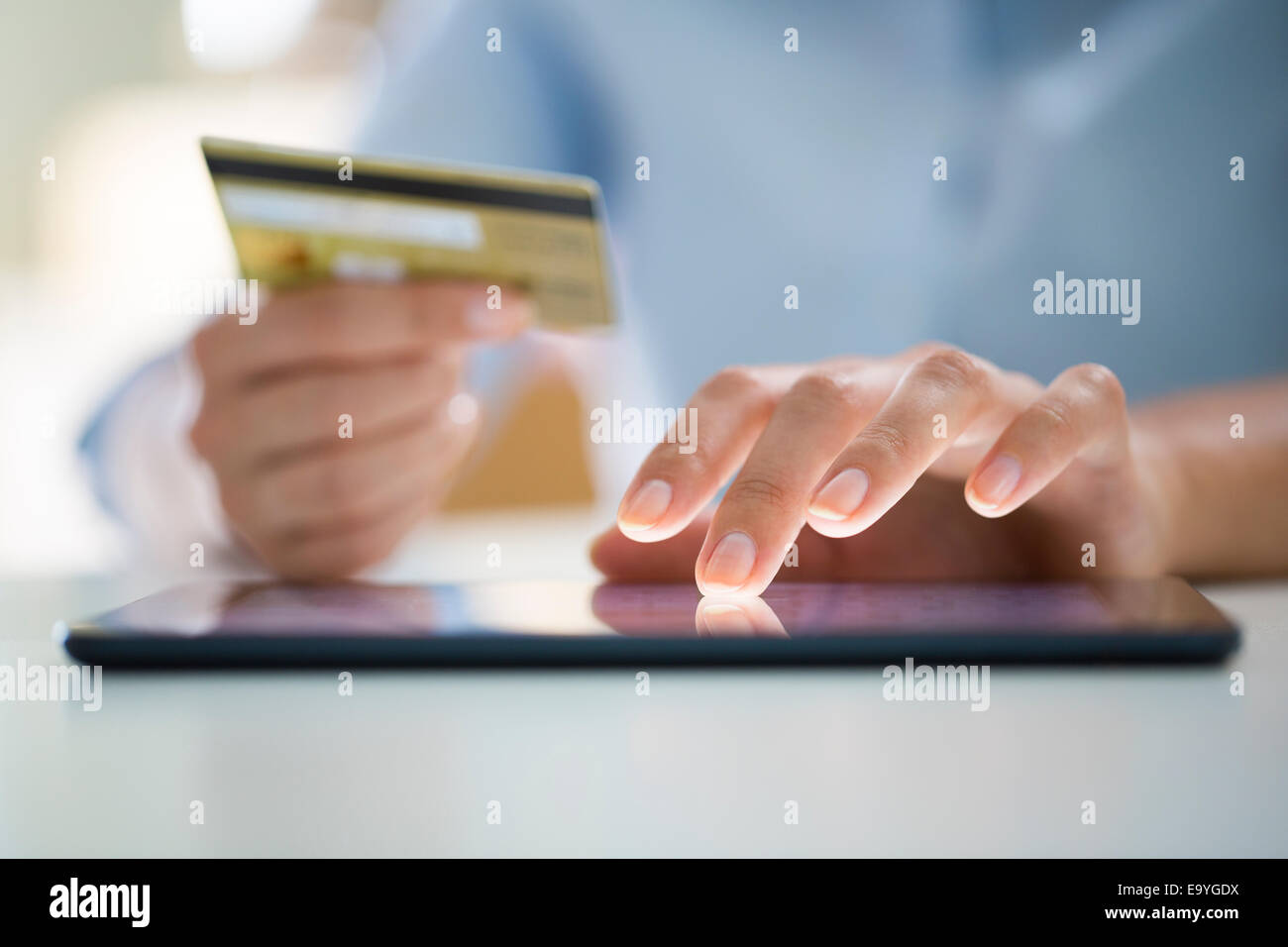 Banken berechnen Visitenkarte kaukasischen Handel Computer Kredit digitale e-Commerce-Finanzen Hand hält Internet Keyboards Stockfoto