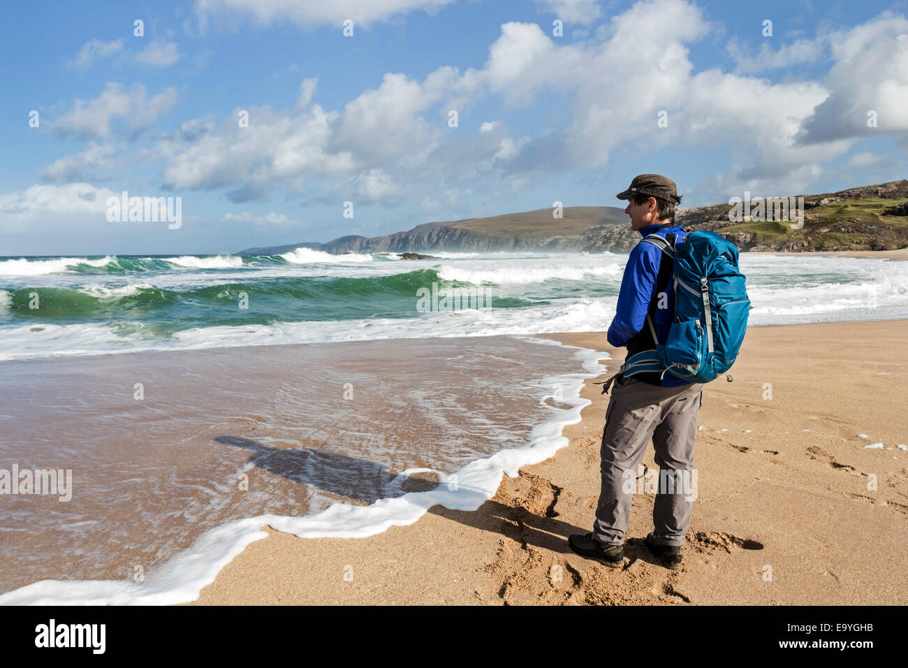 Walker beobachten die Wellen Sandwood Bay, Sutherland Schottland, Vereinigtes Königreich Rollen Stockfoto