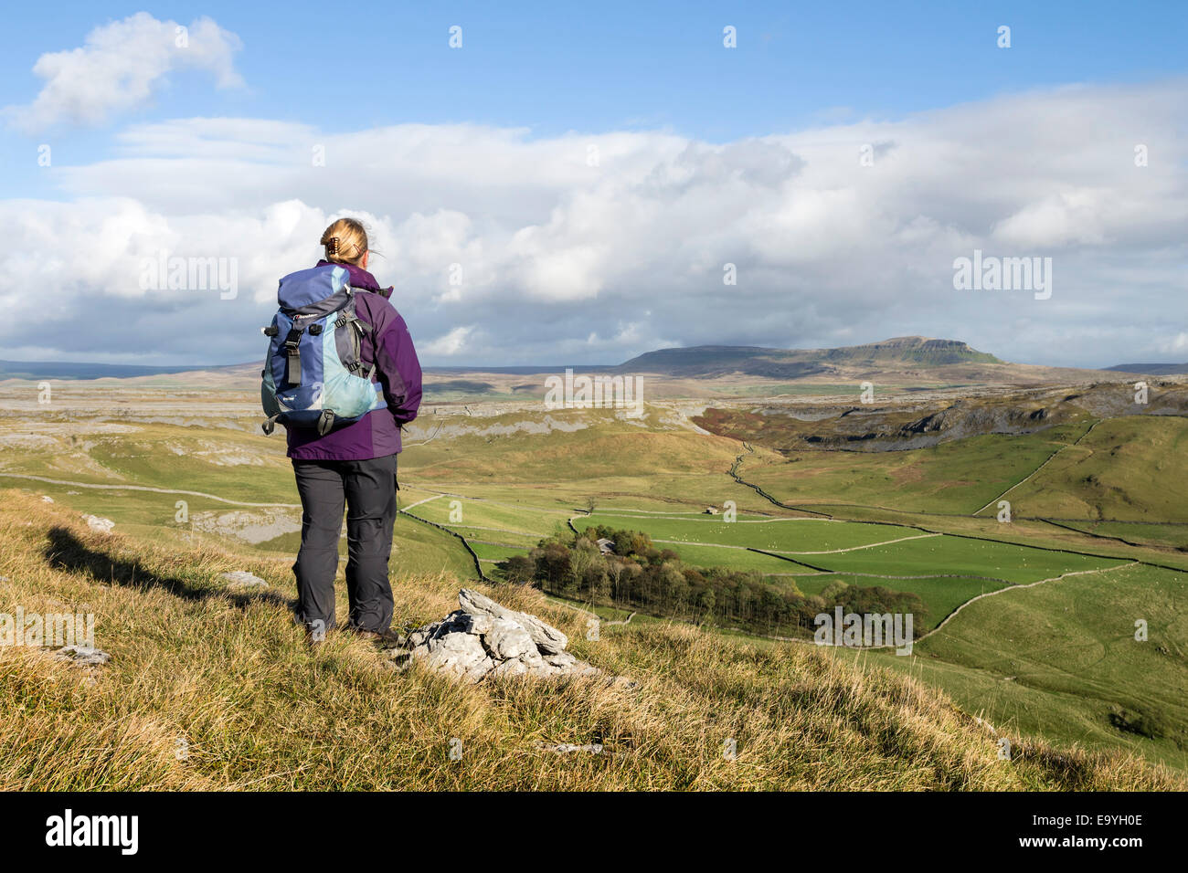 Walker und der Blick über Crummack Dale in Richtung der Berg von Pen-y-Gent, Yorkshire Dales UK Stockfoto