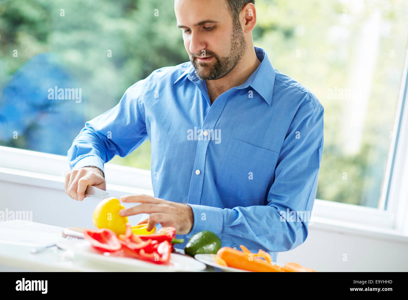 Man bereitet einen Salat Stockfoto