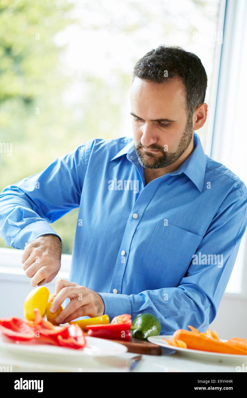 Man bereitet einen Salat Stockfoto