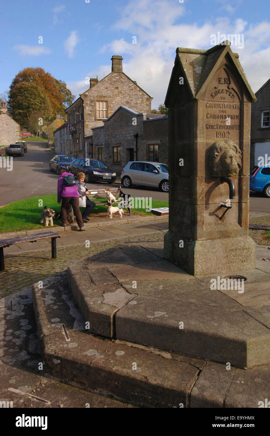 Besucher In das Dorf Hartington In Derbyshire. Stockfoto