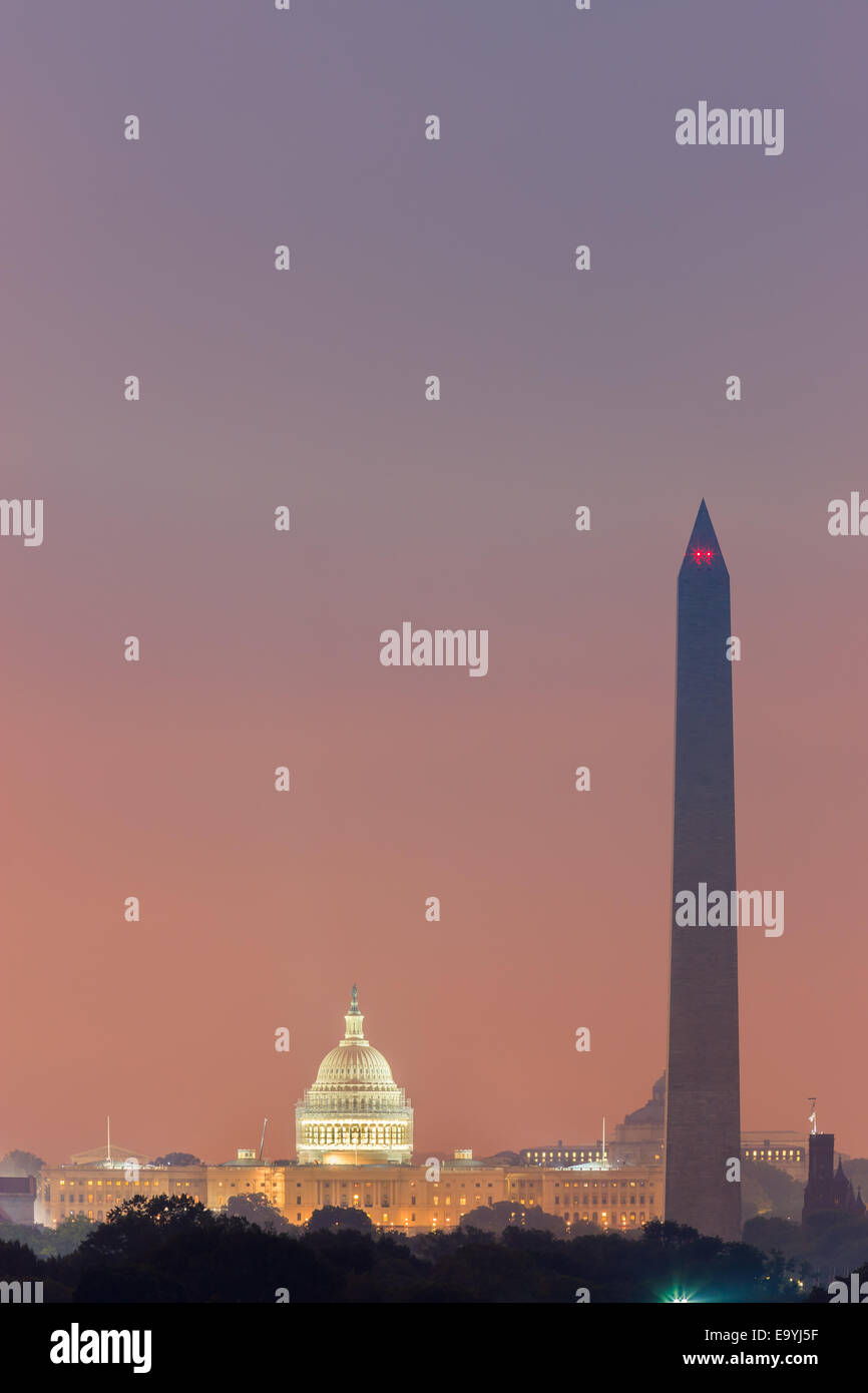 Washington Monument und dem Capitol bei Sonnenaufgang aus Arlington, Virginia, USA übernommen. Stockfoto