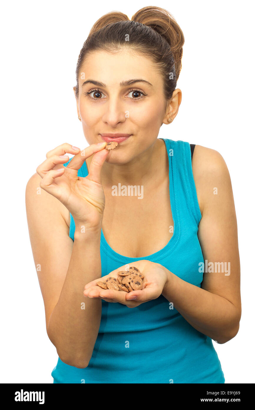 Frau Essen Schokoladenkekse auf weißem Hintergrund Stockfoto