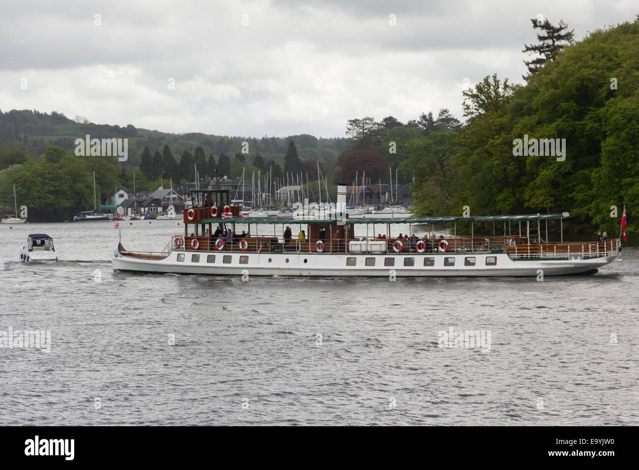 Windermere Dampfer MV Tern in Bowness Bay, nähert sich des Piers Bowness-on-Windermere an einem dumpfen bewölkten Tag im Frühling. Stockfoto