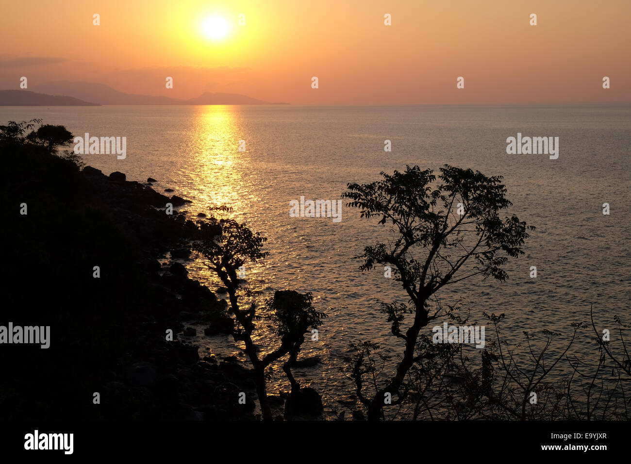 Eine Küstenlandschaft vor Sonnenuntergang ist in Lamagute, Ile Ape Timur, Lembata, East Nusa Tenggara, Indonesien zu sehen. Stockfoto