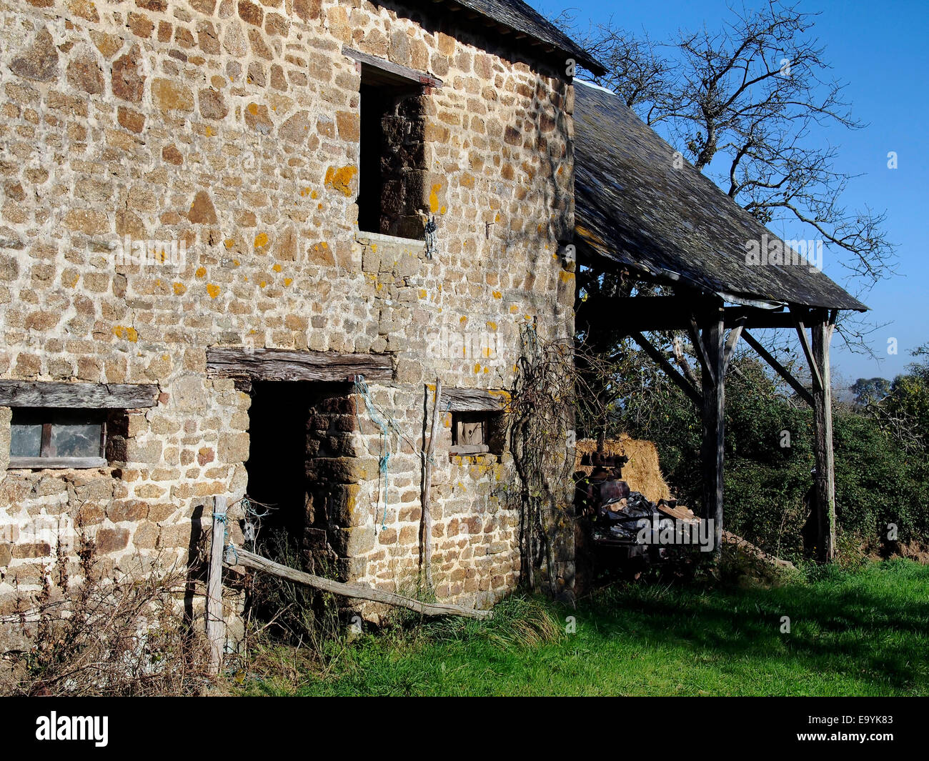 Verlassene Scheune und Holzkarren Schuppen auf einem kleinen Bauernhof im südlichen Normandie zeigt Niedergang der traditionellen Landwirtschaft. Stockfoto