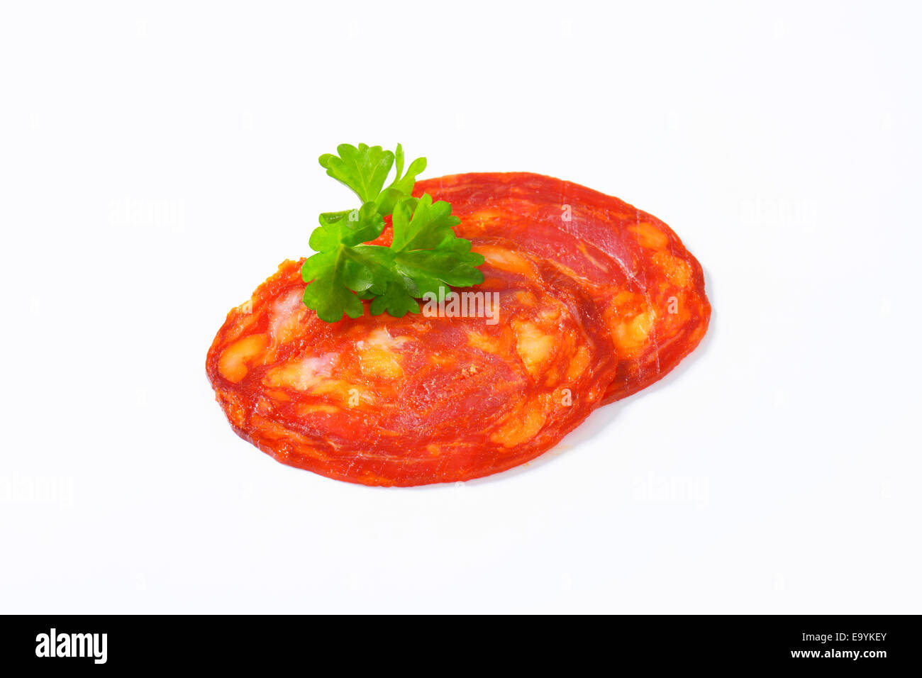 Spanische Wurst gewürzt mit geräucherter Pimentón - dünne Scheiben Stockfoto