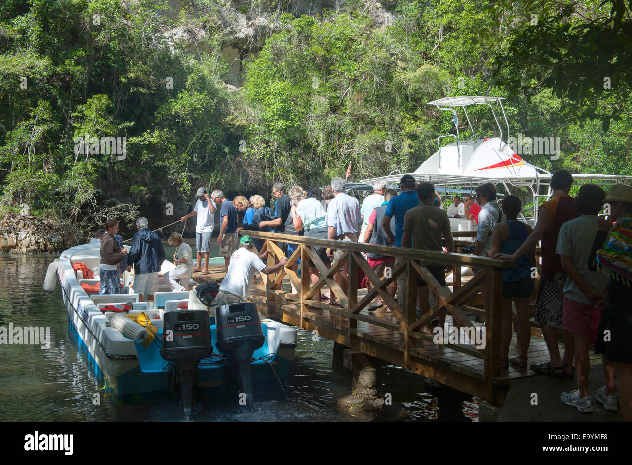 Dominikanische Republik, Osten, Sabana De La Mar, Nationalpark Los Haitises, Ausflugsboote von Samana Beim Bootsanleger der Cue Stockfoto