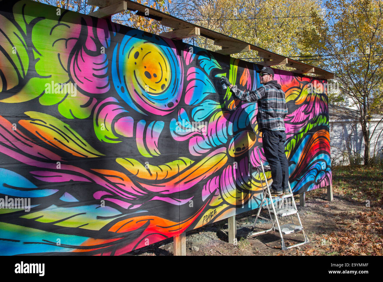 Detroit, Michigan - Street Künstler bei der Arbeit als Block club Baulücken in eine Nachbarschaft Park entwickelt. Stockfoto