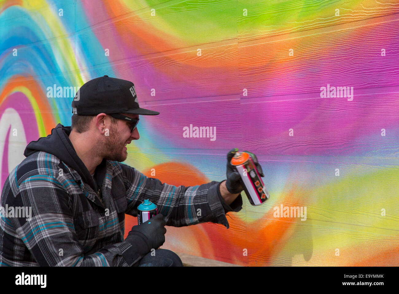 Detroit, Michigan - Street Künstler bei der Arbeit als Block club Baulücken in eine Nachbarschaft Park entwickelt. Stockfoto