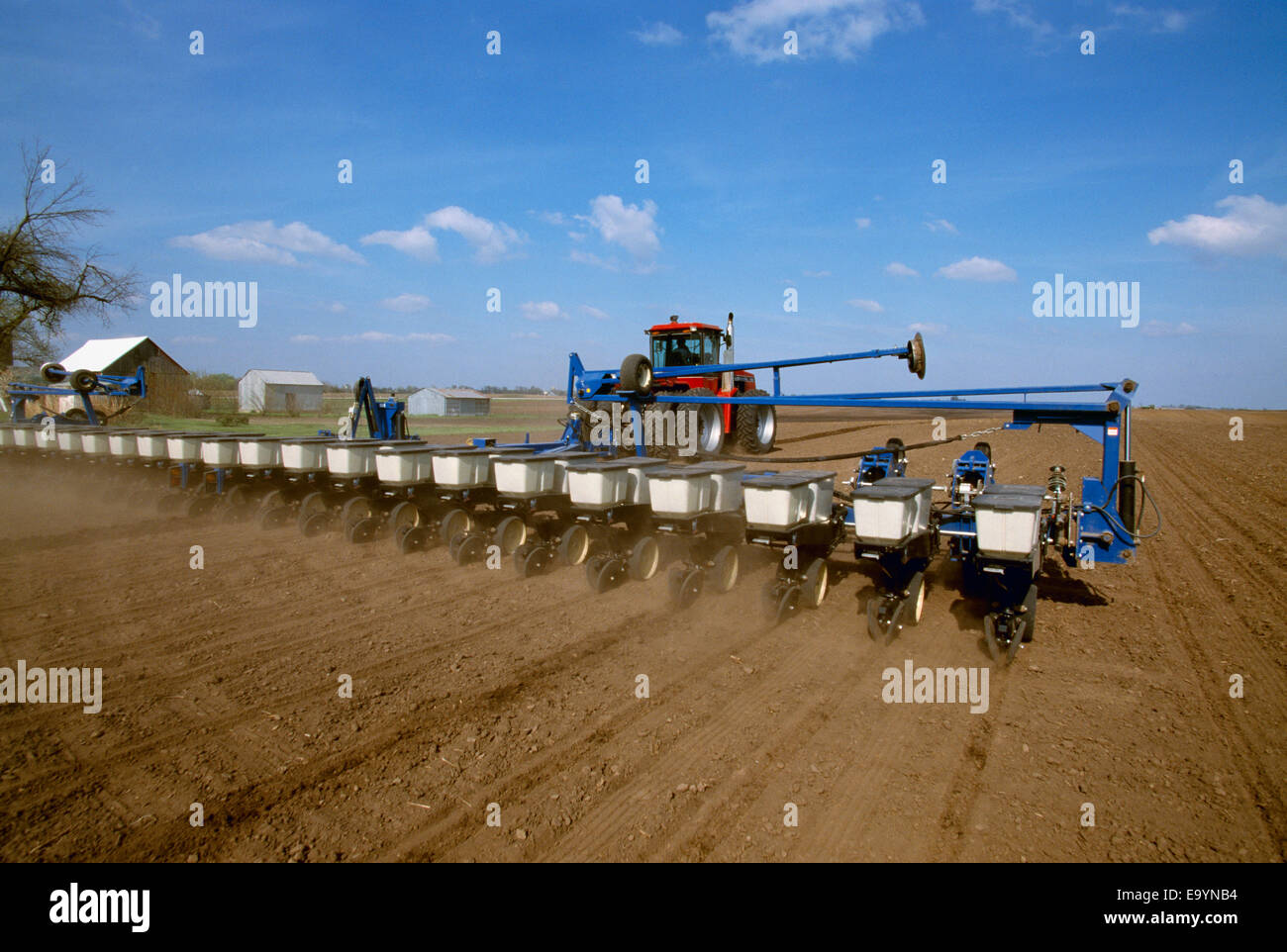 Case IH Traktor ziehen einen 24 Zeile Kinze Pflanzer und Anpflanzung von Getreide Mais in einem konventionell bebaute Feld / Perry, Iowa, USA. Stockfoto