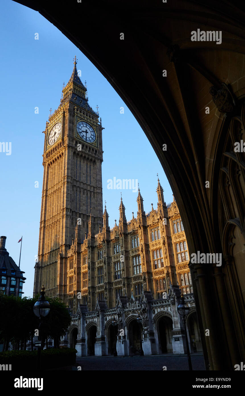 Queen Elizabeth Tower, auch bekannt als Big Ben aus New Palace Yard, Houses of Parliament, London UK Stockfoto