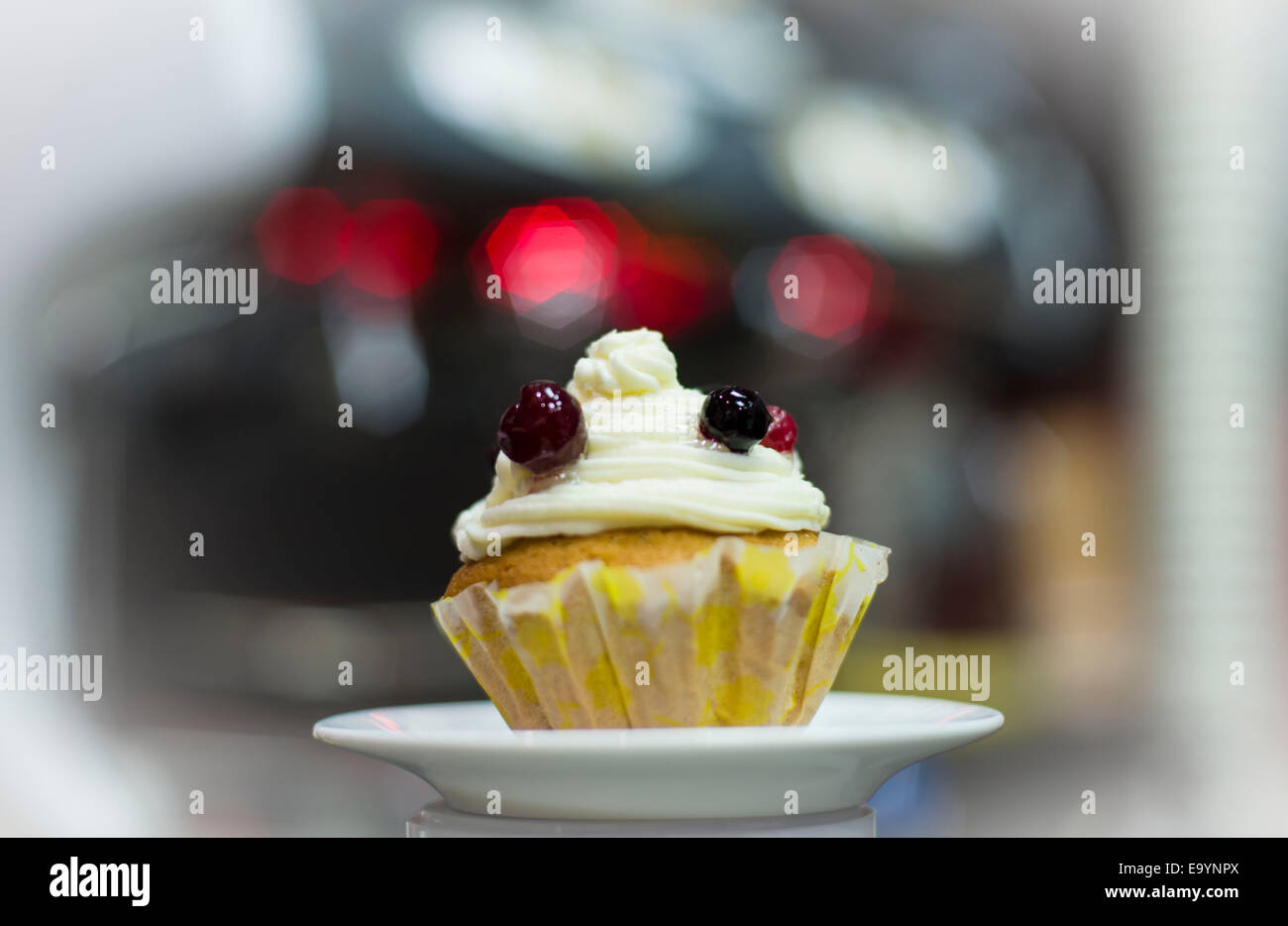 Ein Cupcake mit Beeren Stockfoto