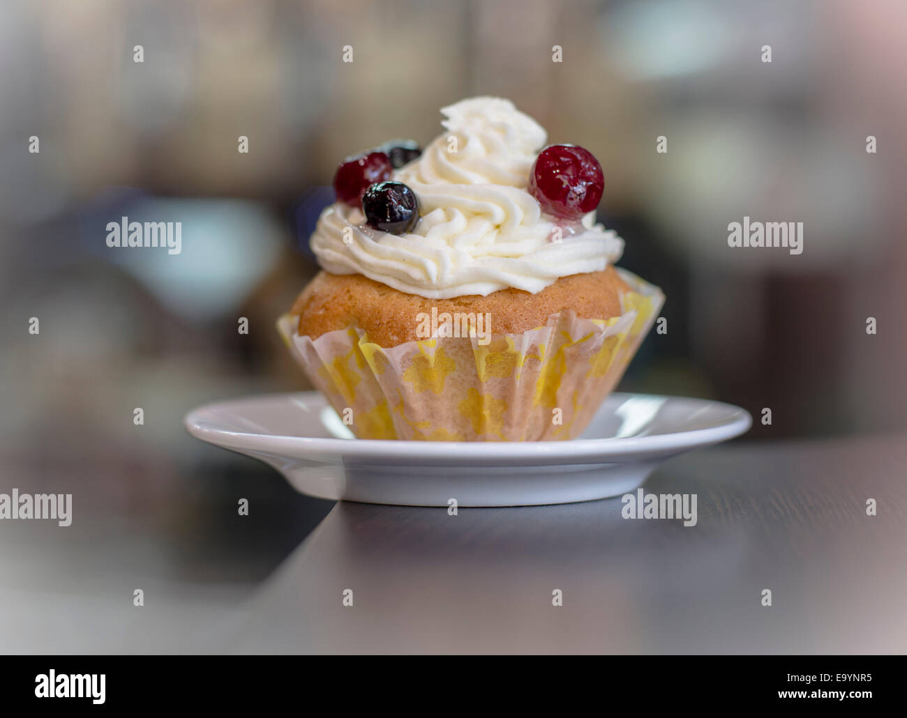 Ein Cupcake mit Beeren Stockfoto