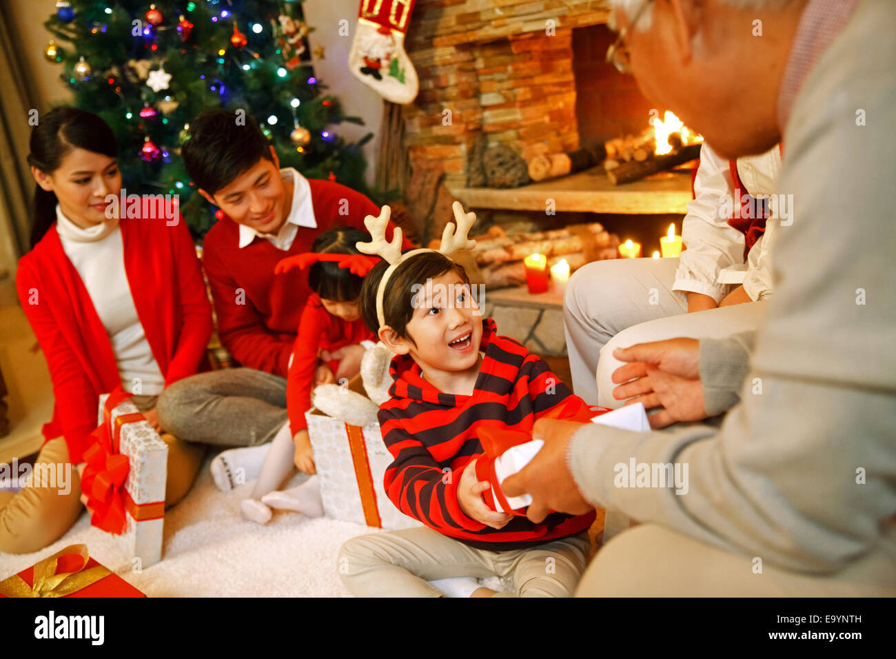 Familie an Weihnachten Stockfoto