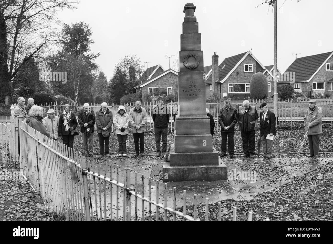 Waffenstillstandstag 11. 11. 11. Eine kleine Gruppe alter Soldaten und ihre Familien versammeln sich beim Kriegsdenkmal in der walisischen Kleinstadt Presteigne, Powys, Großbritannien Stockfoto