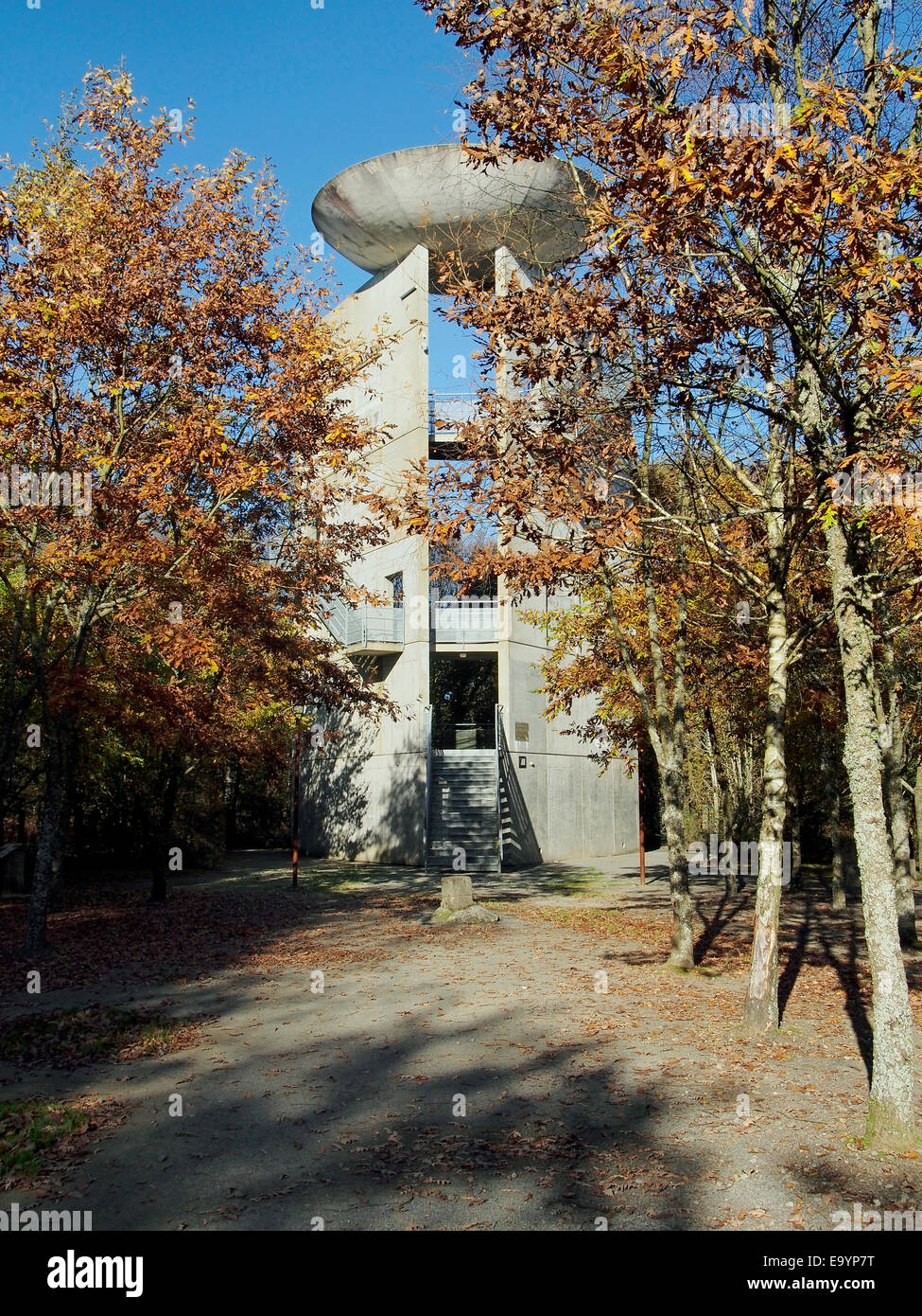 Belvedère des Avaloirs konstruktive de 1994 Offre Une Vue Panoramique Sur 360° au Visiteur Dans le Mont des Avaloirs de Normandie. Stockfoto