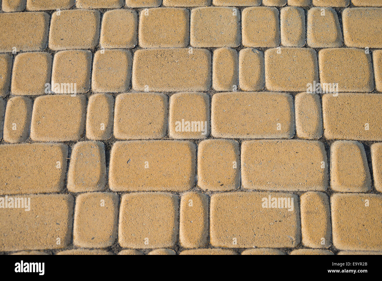 schöner Boden aus gelben Ziegeln in einem Quadrat Stockfoto