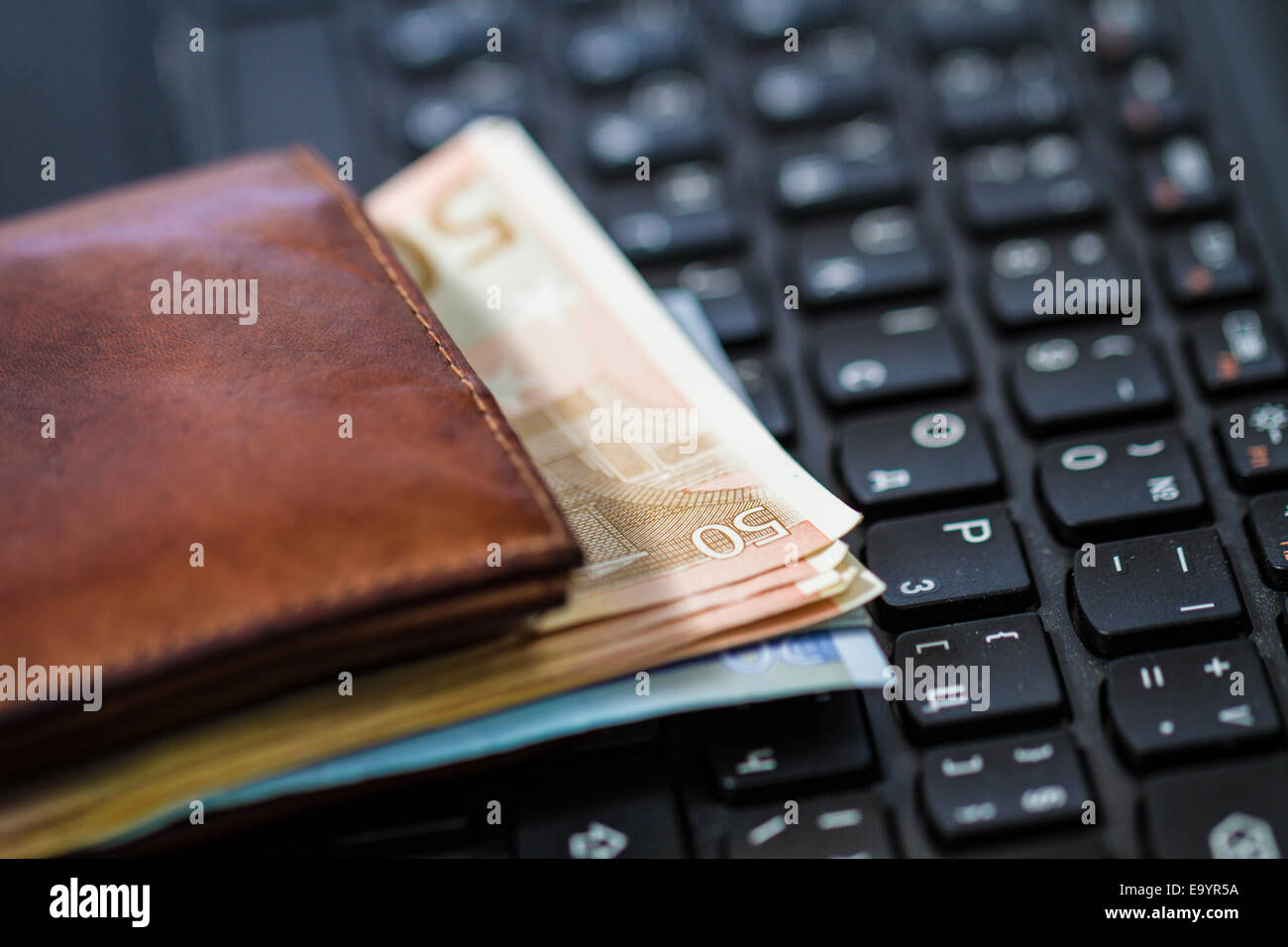 Brieftasche und Geld auf Tastatur. Online-Banking. Stockfoto