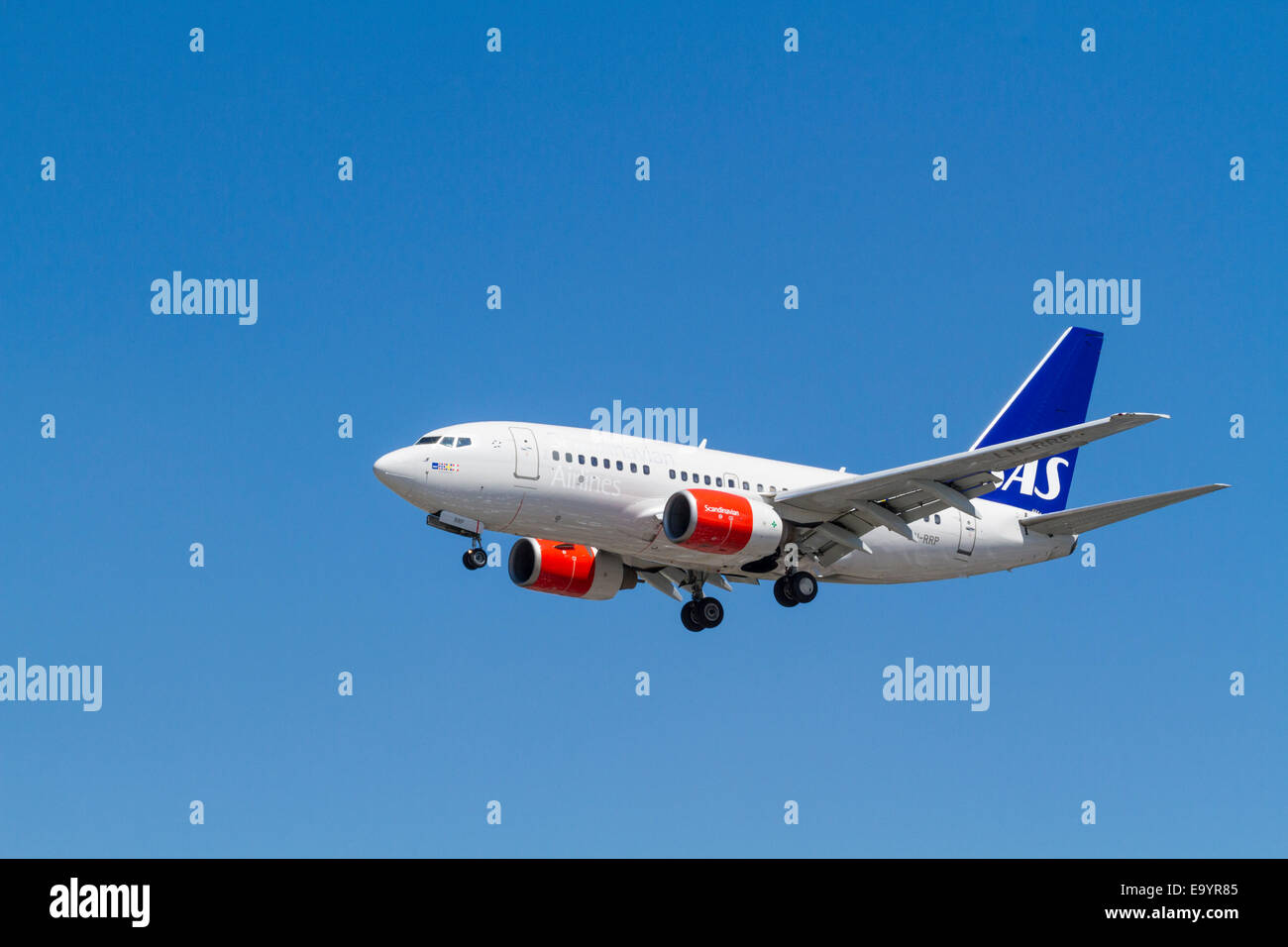 Scandinavian Airlines SAS Boeing 737 Flug-, LN-UVP auf ihren Ansatz für die Landung in London Heathrow, England, Großbritannien Stockfoto