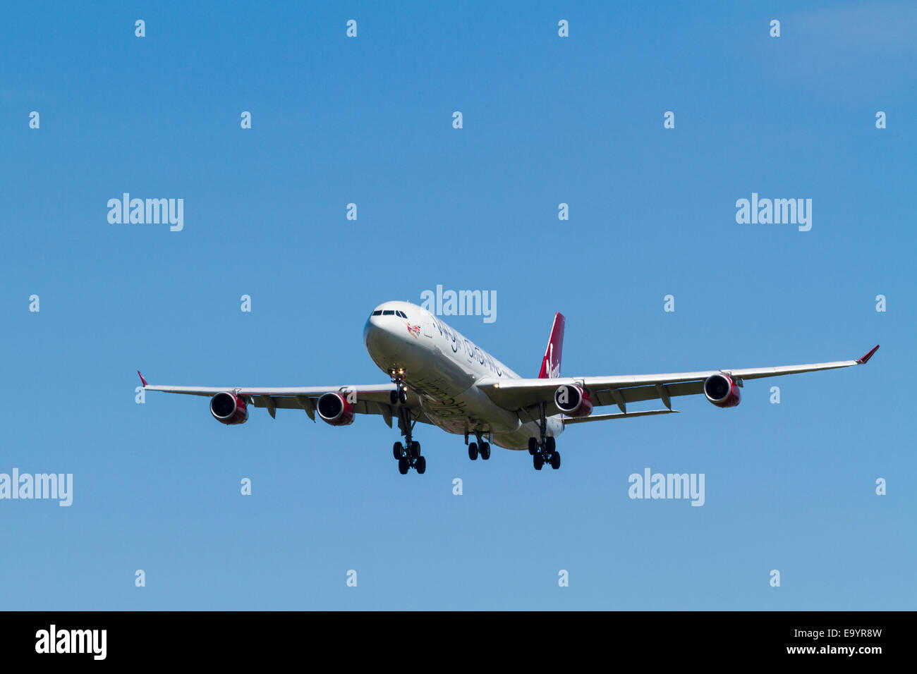 Virgin Atlantic Airbus A340-300, G-Veld, namens African Queen, auf seinen Ansatz für die Landung in London Heathrow, England, Großbritannien Stockfoto