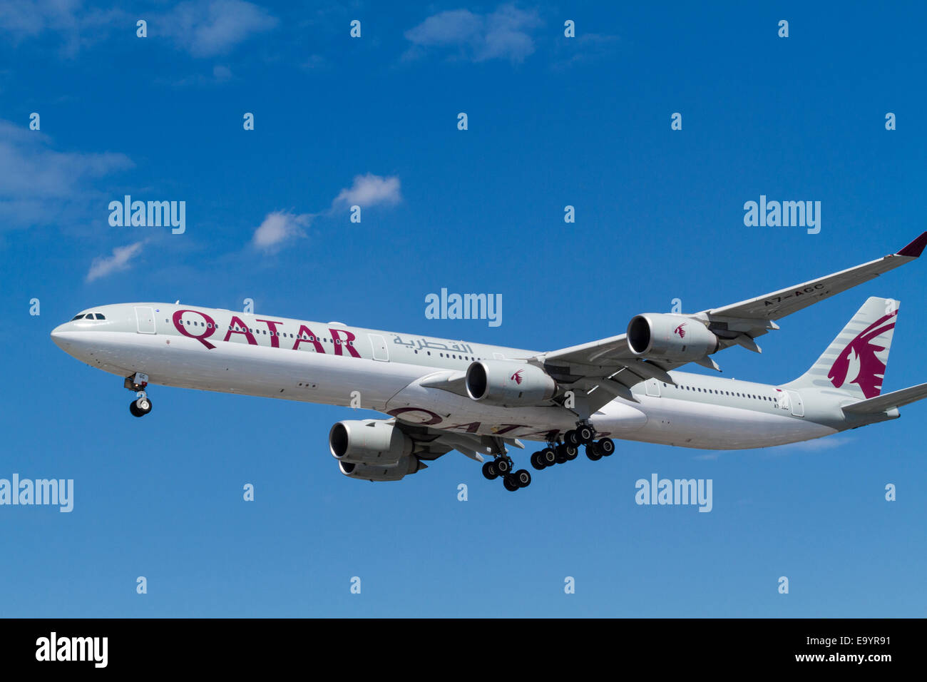 Qatar Airways Airbus A340 Flugzeug, A7-ACG, auf seinen Ansatz für die Landung in London Heathrow, England, Großbritannien Stockfoto