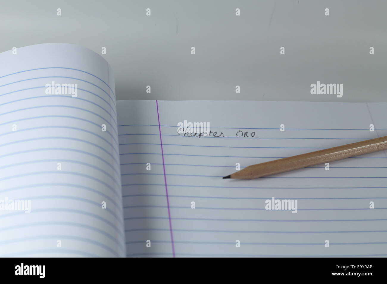 Weiße Notebook mit einem Bleistift und Schreiben, die besagt, dass Kapitel eins Stockfoto