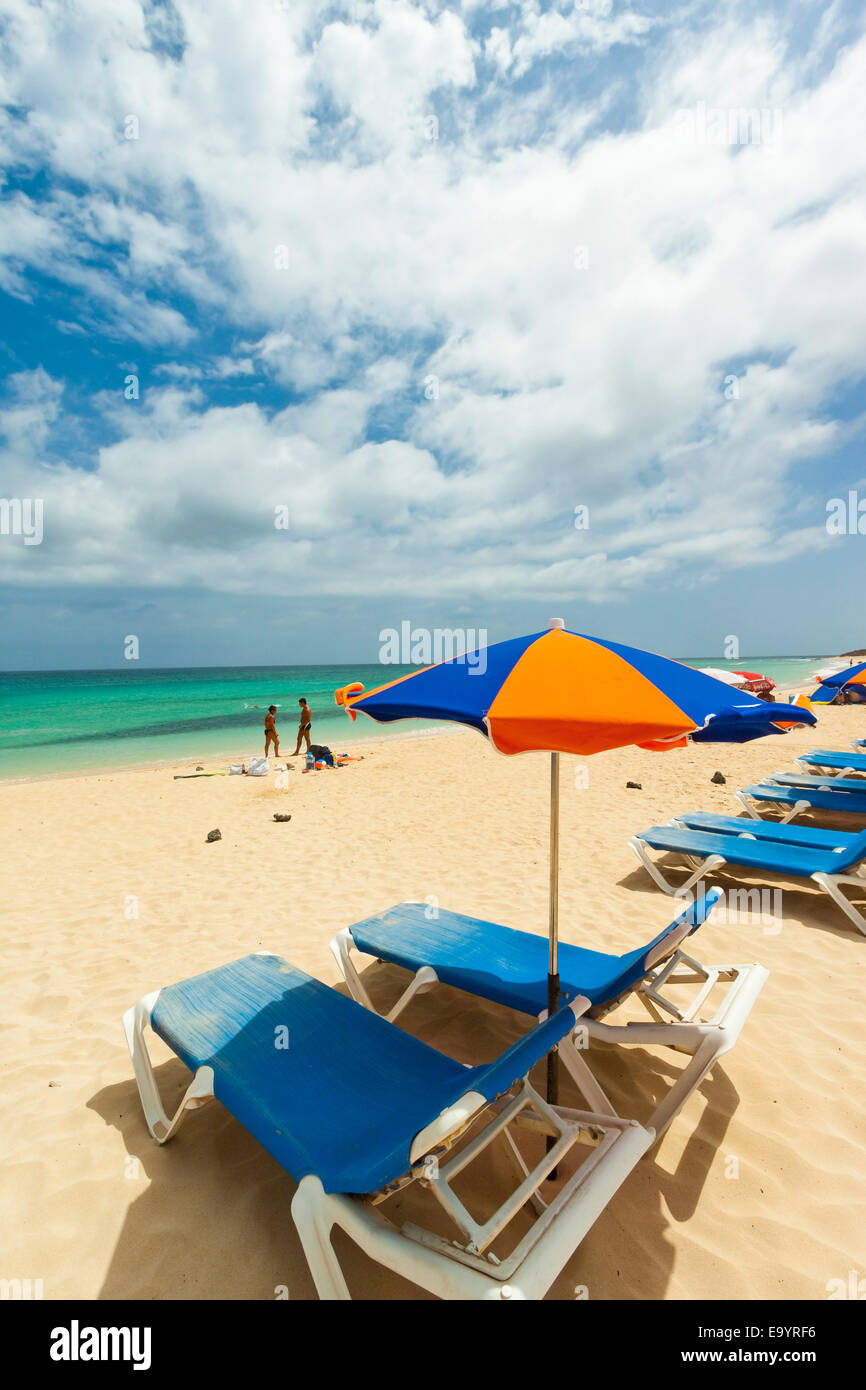 NE schöne Küste Strand mit Liegestühlen und Sonnenschirmen, südlich von diesem Ferienort; Corralejo, Fuerteventura, Kanarische Inseln, Spanien Stockfoto