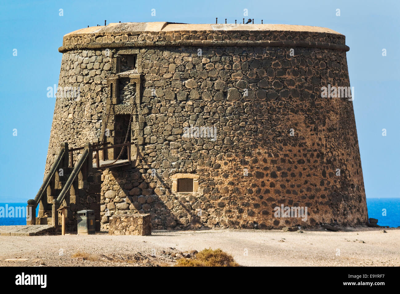 Alter Turm (Toston) gegen englische Piraten in diesem NW Küste Dorf zu verteidigen; El Cotillo, Fuerteventura, Kanarische Inseln, Spanien Stockfoto