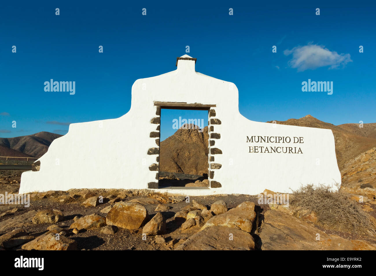 Tor nach Betancuria Bezirk am Risco de Las Penas Lookout im östlichen Hochland; Pajara, Fuerteventura, Kanarische Inseln, Spanien Stockfoto