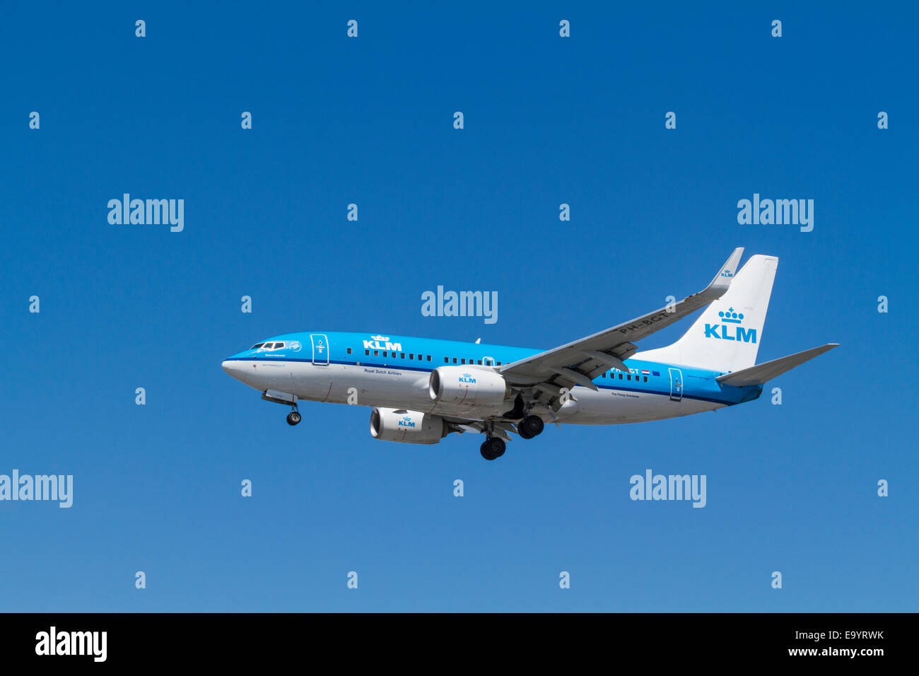 KLM Boeing737-700 Flugzeug, PH-BGT, namens Blauwe Kiekendief auf ihren Ansatz für die Landung in London Heathrow, England, Großbritannien Stockfoto