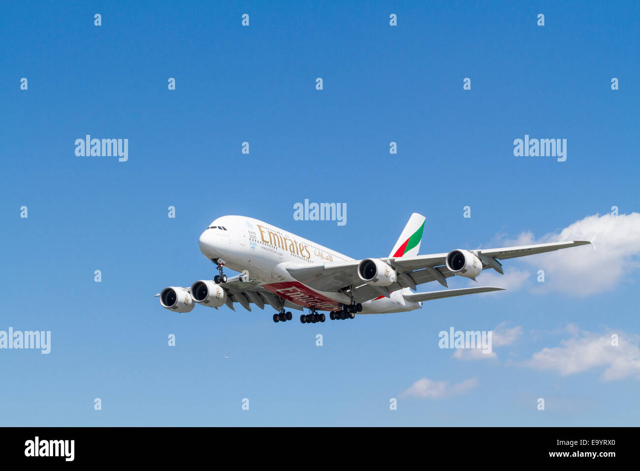 Emirates Airbus A 380-861 Flugzeug, ein 6-EWR, auf seinen Ansatz für die Landung in London Heathrow, England, Großbritannien Stockfoto