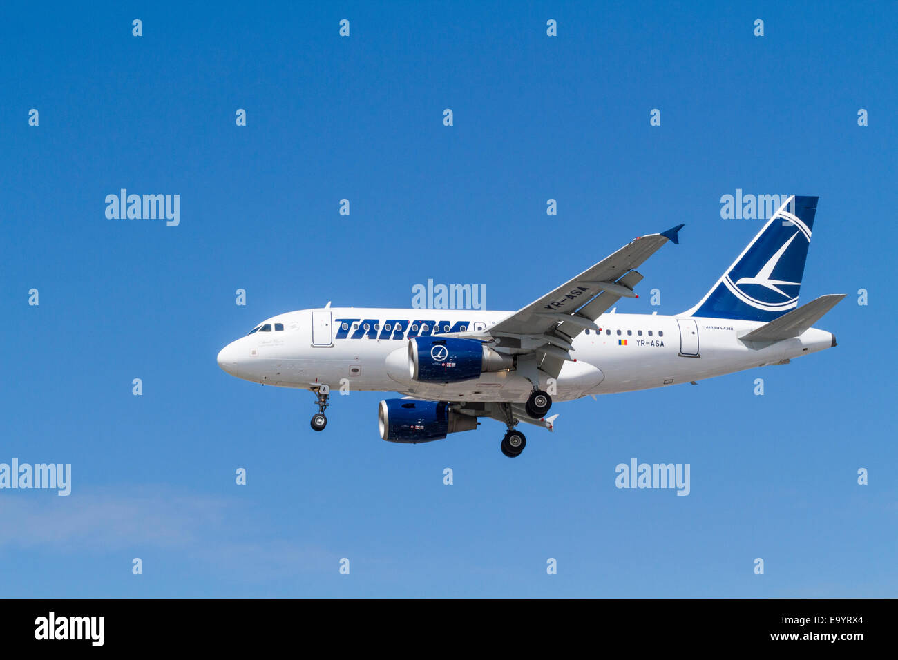 Tarom Airbus A318 Flugzeug, YR-ASA, genannt Aurel Vlaicu, auf seinen Ansatz für die Landung in London Heathrow, England, Großbritannien Stockfoto