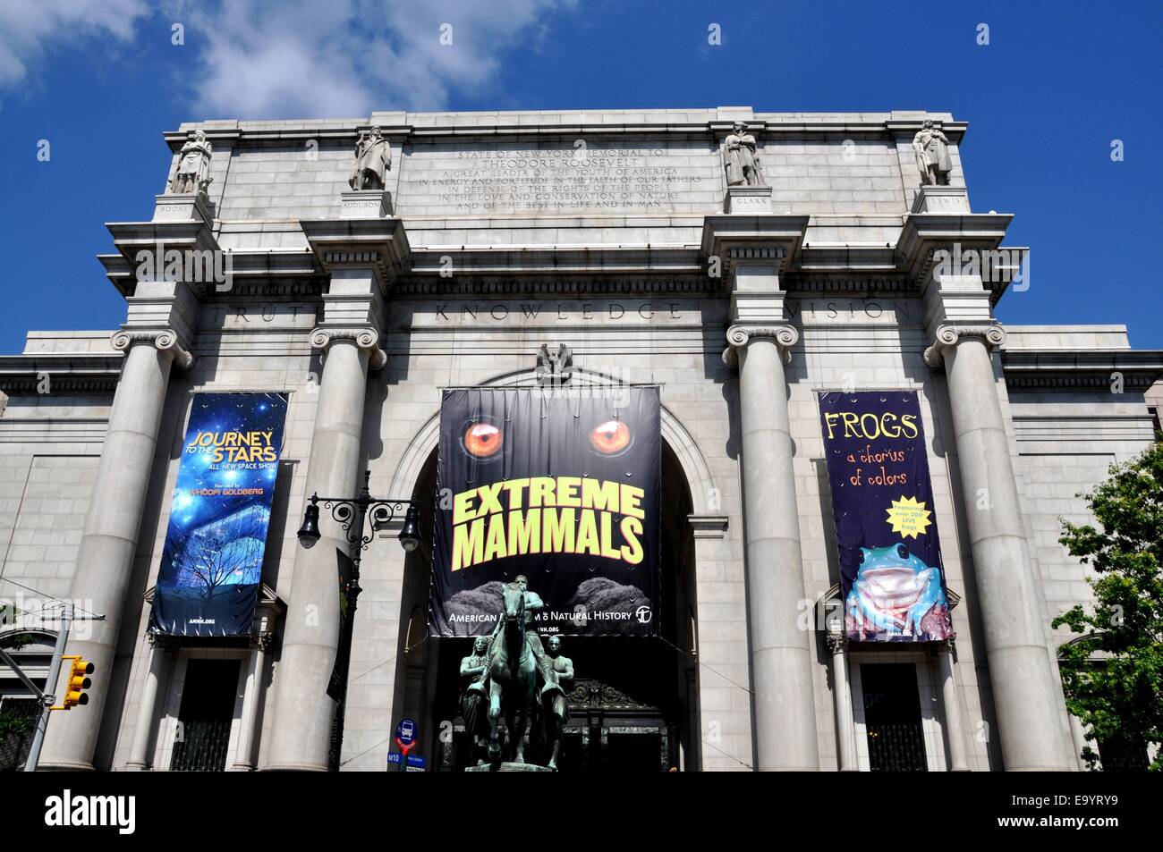 NYC: Der imposante Ostfassade des American Museum of Natural History am Central Park West in West 79th Street Stockfoto