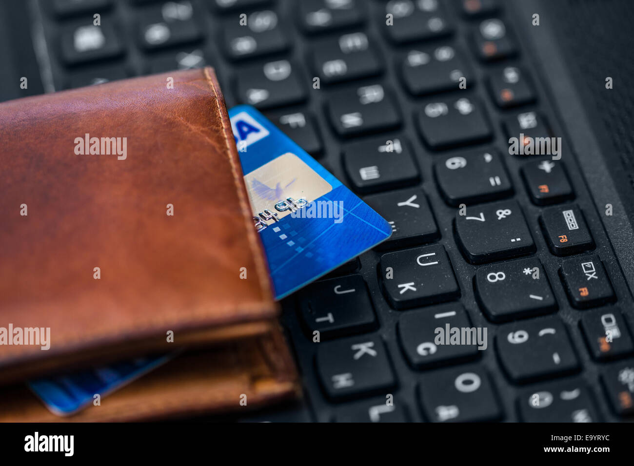 Brieftasche und Karte auf Tastatur. Online-Banking. Stockfoto