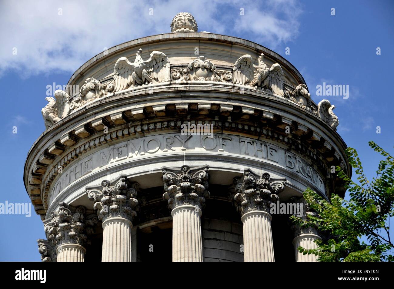 NYC: Schönen klassizistischen Dach mit American Eagles und große korinthische Säulen auf die Soldiers and Sailors Monument Stockfoto