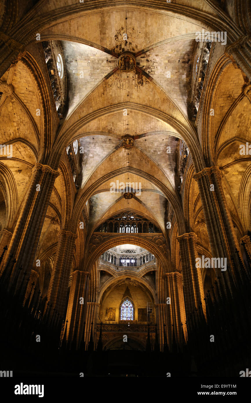 Spanien. Katalonien. Kathedrale von Barcelona. Im Inneren. Zentralen Kirchenschiff und Chorgestühl. 13. Jahrhundert. Stockfoto
