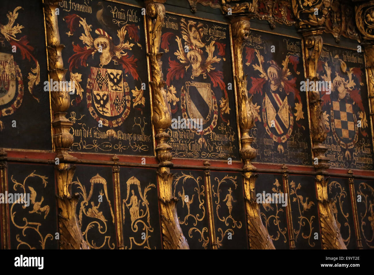 Spanien. Barcelona. Kathedrale des Heiligen Kreuzes und Santa Eulalia. Das Chorgestühl. Detail der Wappen. 16. Jahrhundert. Stockfoto