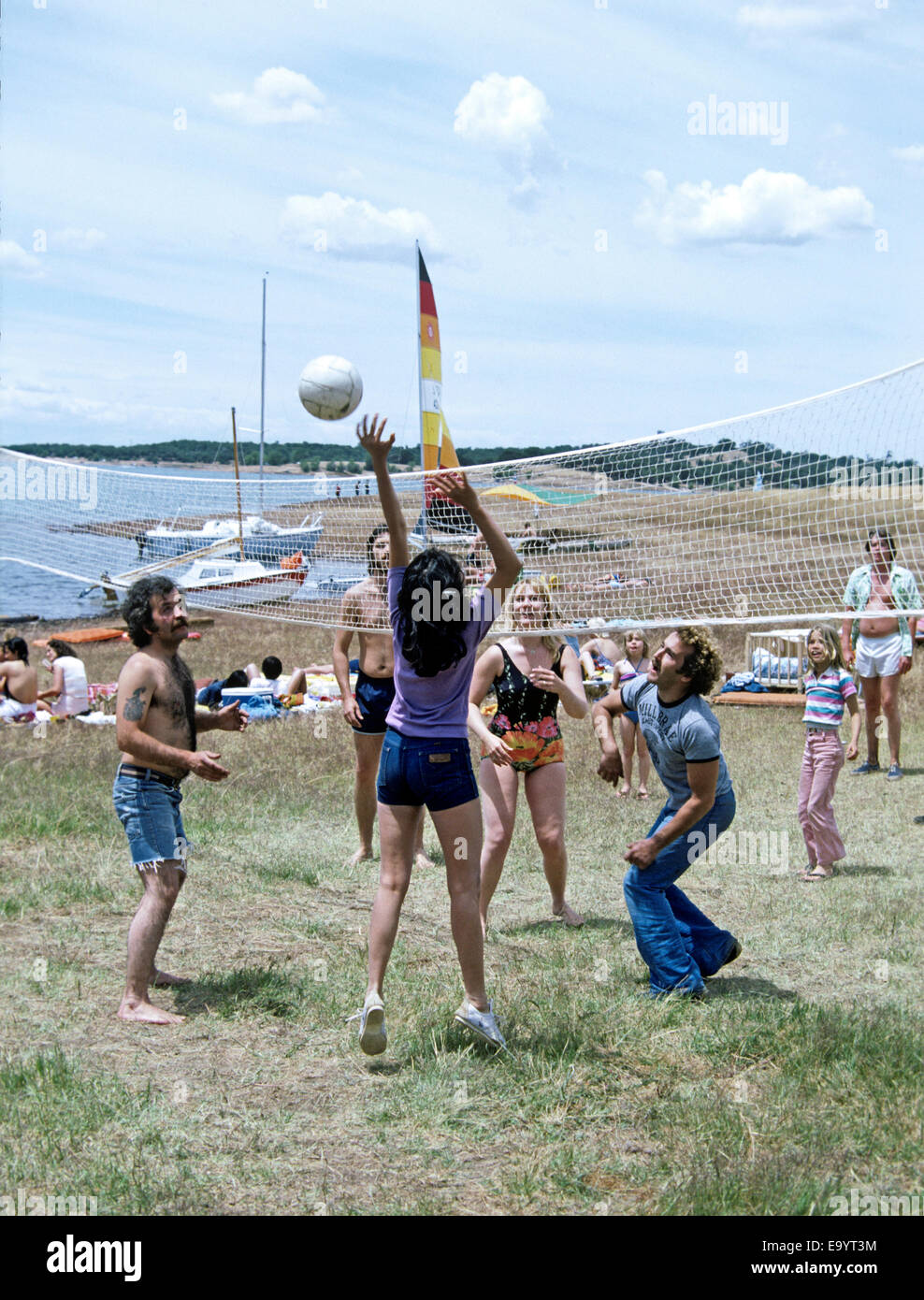 junge Erwachsene spielen Volleyball am Wochenende in Kalifornien Stockfoto