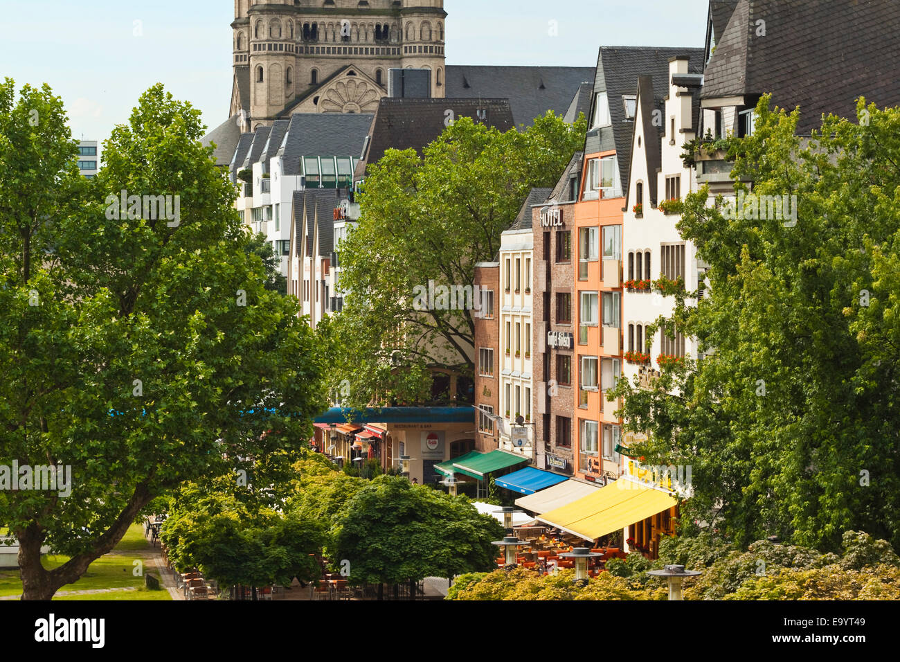 Blick entlang der grünen Amleystapel in Richtung große St. Martinskirche (Brutto Sankt Martin) durch den Rhein; Köln, Deutschland Stockfoto