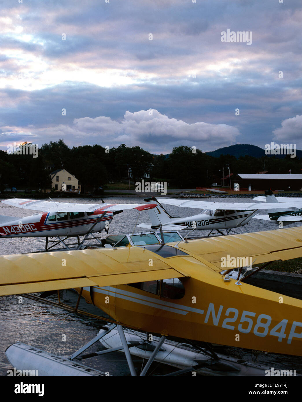 kleinen Wasserflugzeuge angedockt am See in Maine in der Abenddämmerung Stockfoto
