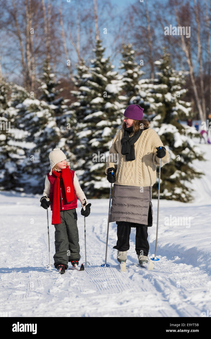 Alaska, Mutter, Mädchen, Skifahren Stockfoto