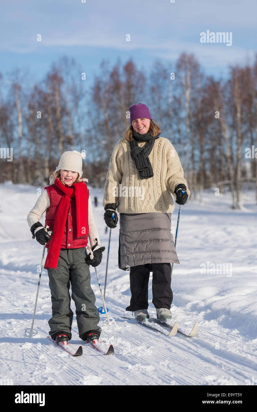 Mädchen, Mama, Skifahren, Portrait, Alaska Stockfoto