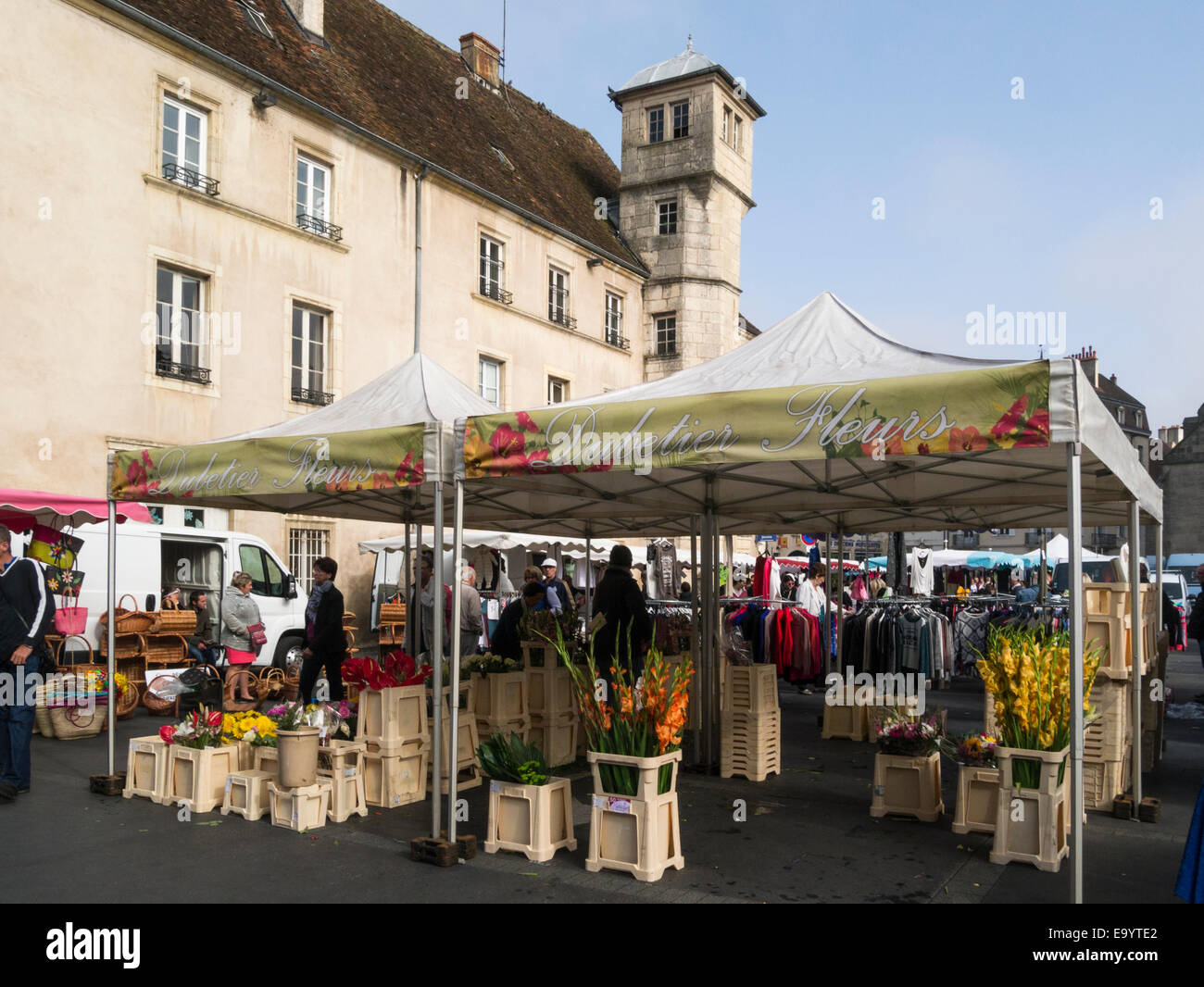 Samstag Marktstände in Place Nationale Dole Franche-Compte Frankreich EU Stockfoto