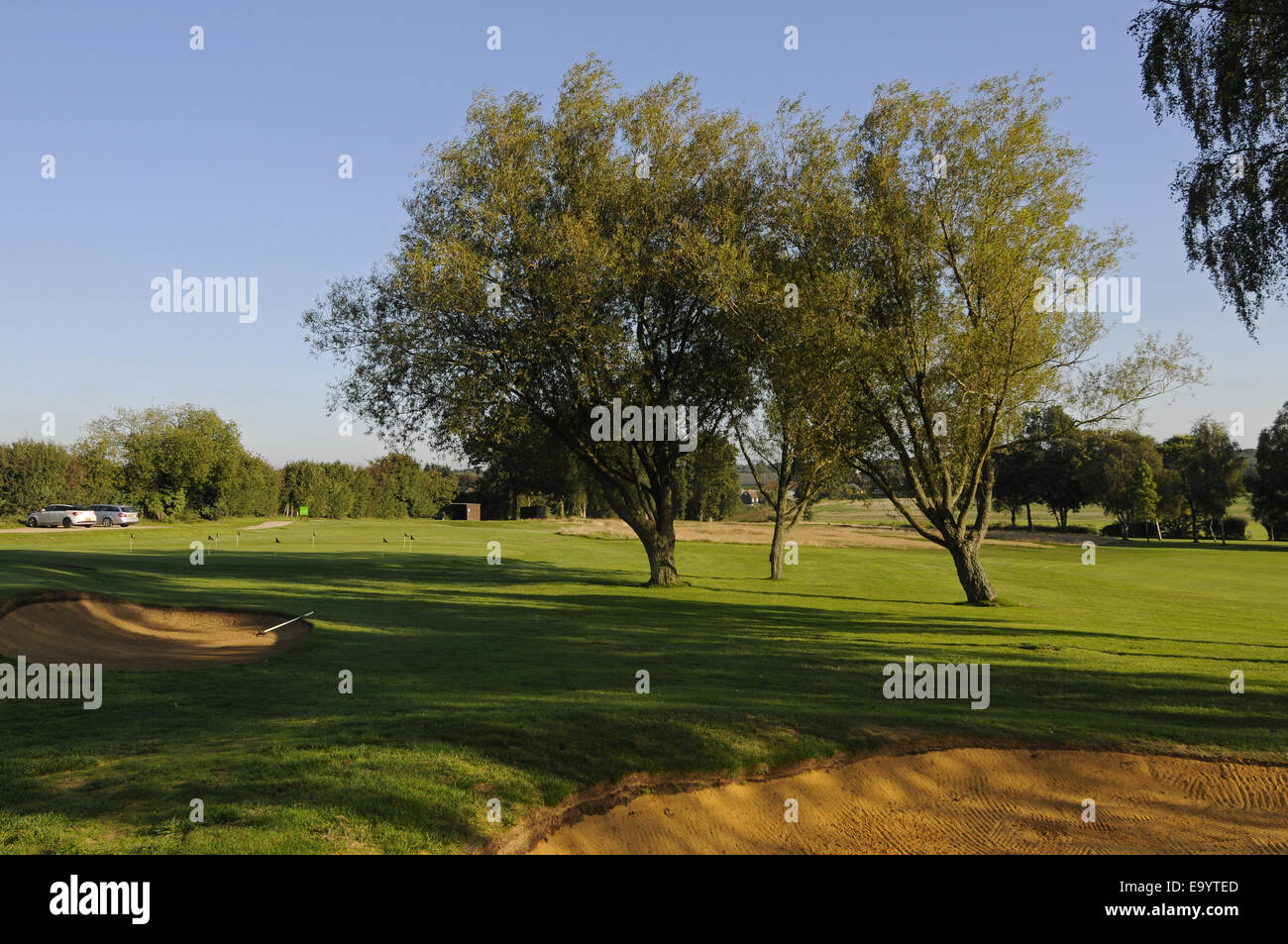 Blick über Bunker neben 18. Grün in Richtung der 1. Abschlag Wrotham Heath Golf Club Sevenoaks Kent England Stockfoto