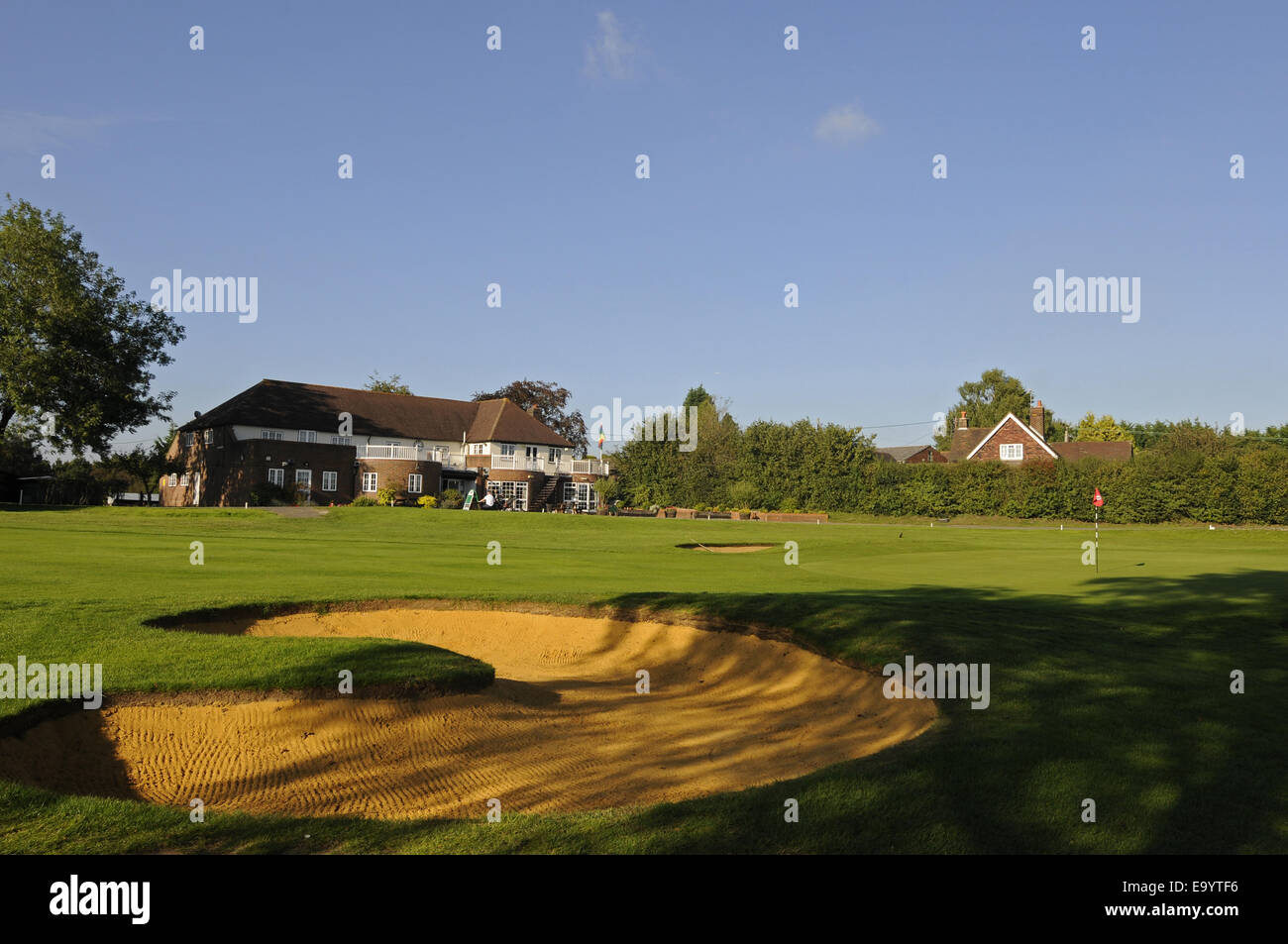 Blick über Bunker und dem 18. Grün und das Clubhaus Wrotham Heath Golf Club Sevenoaks Kent England Stockfoto